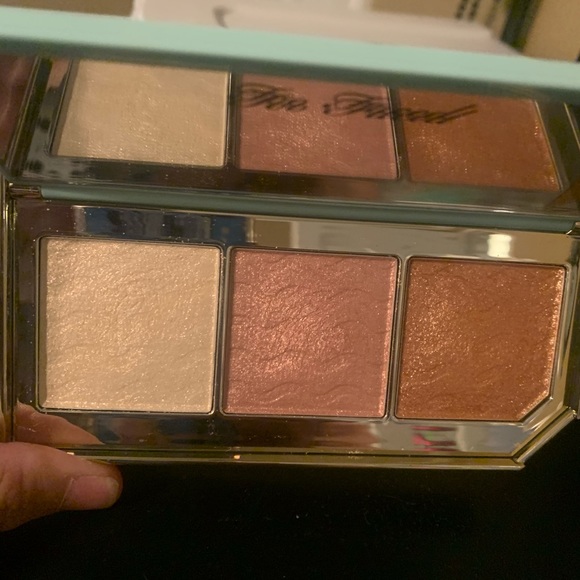 Too faced highlighting palette - Picture 2 of 4
